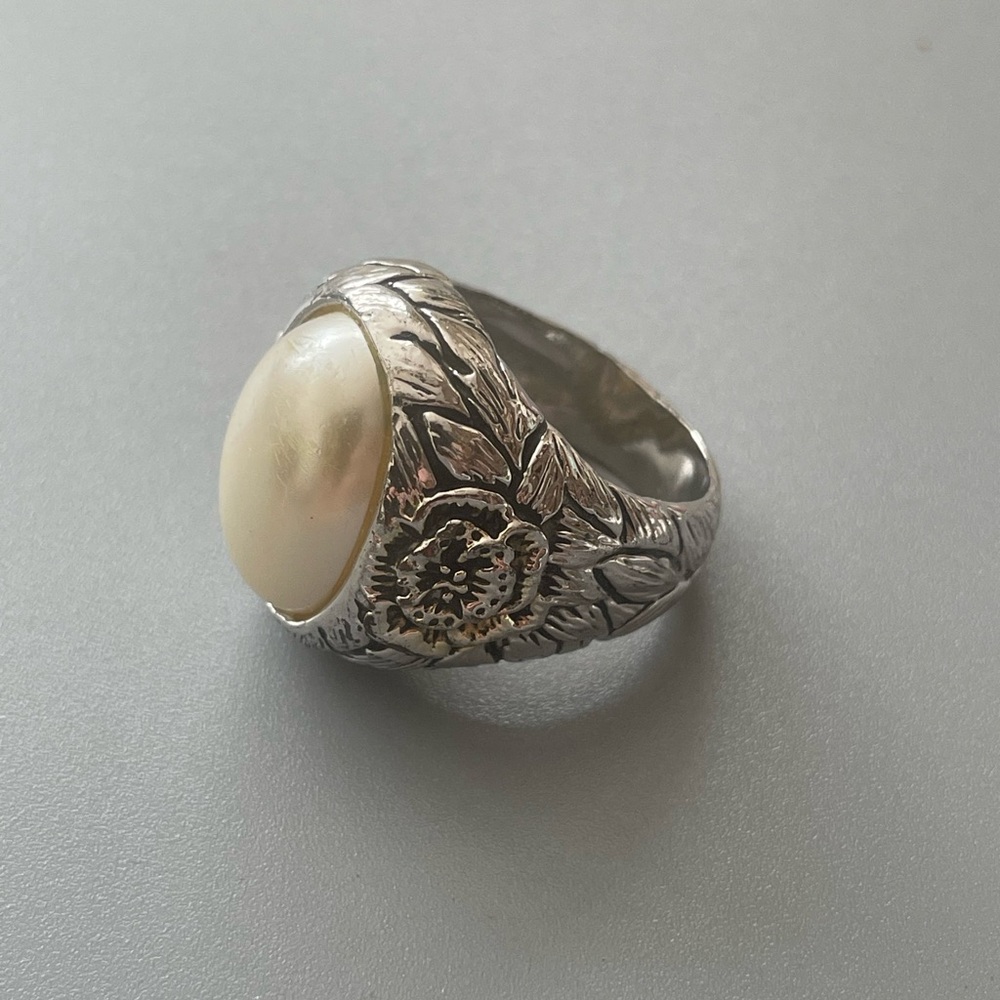 Ornate Silver Ring with faux Cream Stone and Vintage Design